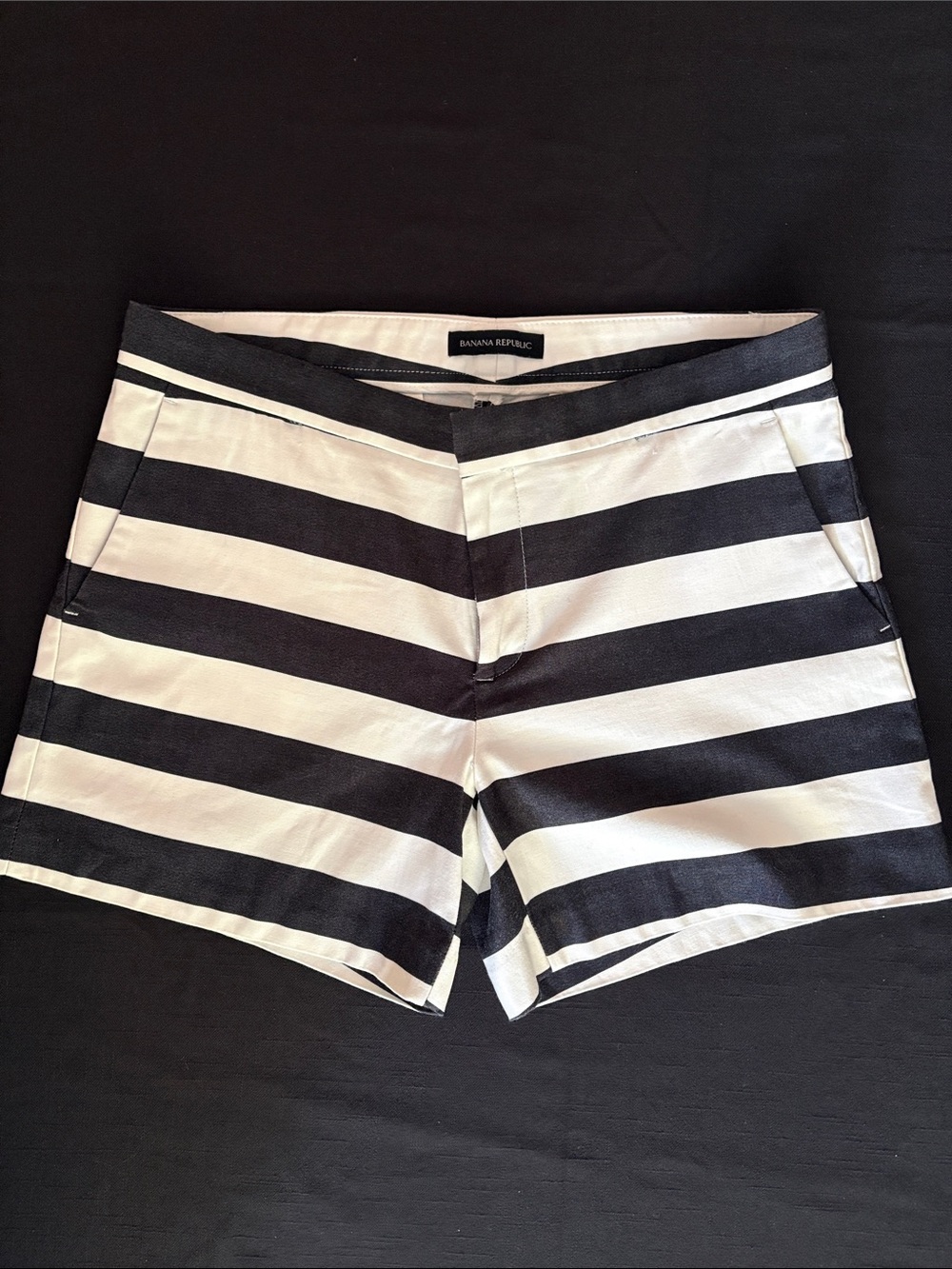 B&W BANANA REPUBLIC TAILORED STRIPED SHORTS